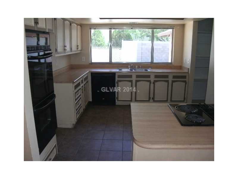516 North Racetrack Road Henderson, NV 89015 - Photo 12 of 32 Kitchen.