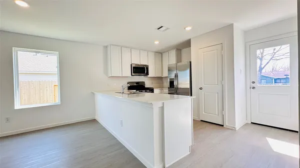 $1,800 | 113 Lisa Marie Drive, Angleton, TX 77515