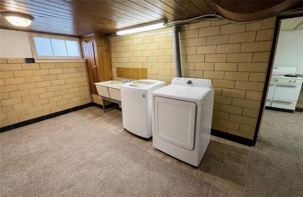 309 Emerson Street Vandergrift, PA 15690 - Photo 31 of 36 a utility room with dryer and washer