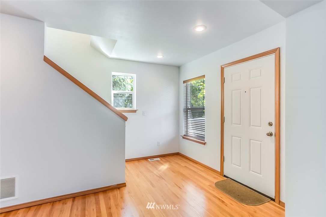 1640 Dumar Way Southwest Seattle, WA 98106 - Photo 6 of 25 Gallery Image 6