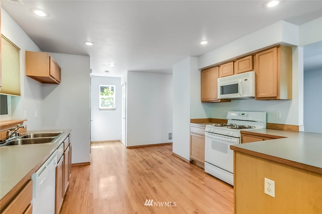 1640 Dumar Way Southwest Seattle, WA 98106 - Photo 10 of 25 Gallery Image 10