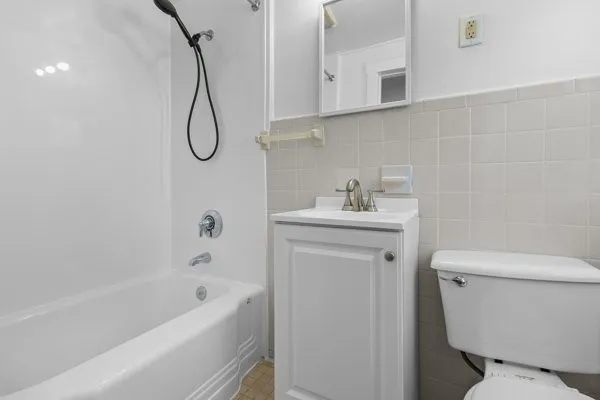 $2,100 | 30 Catherine Street, Unit 3, Bristol, RI 02809