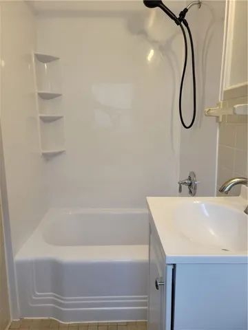 $2,100 | 30 Catherine Street, Unit 3, Bristol, RI 02809