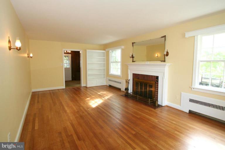 7805 Boston Avenue Silver Spring, MD 20910 - Photo 16 of 22 Living Room