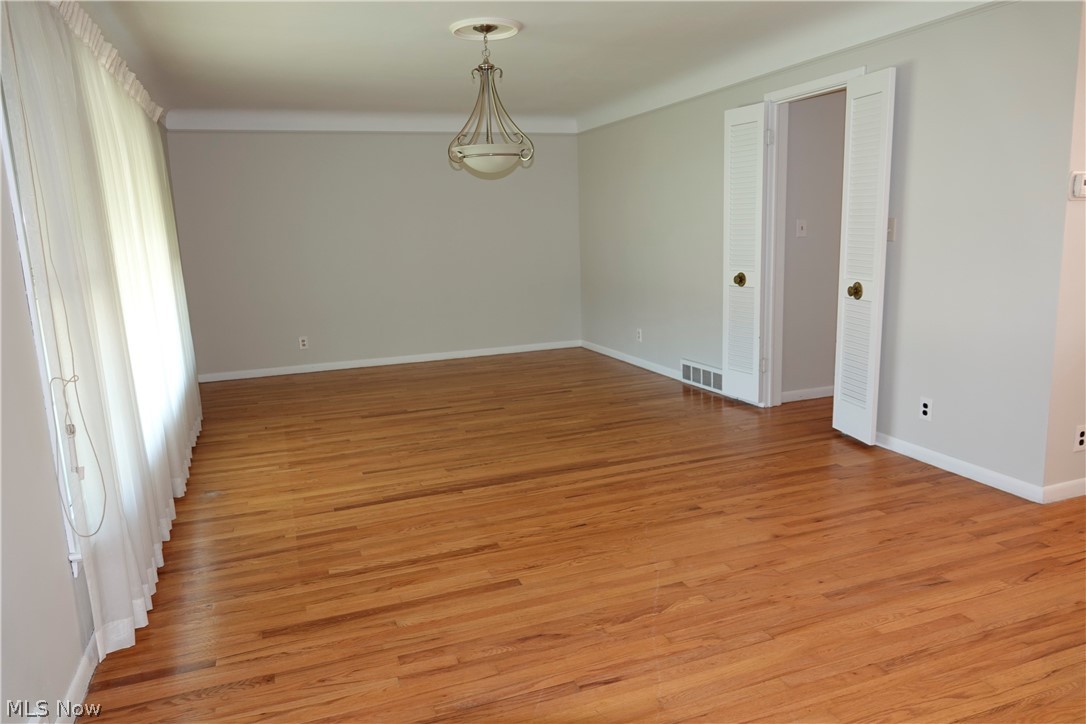 1661 Chelmsford Road Cleveland, OH 44124 - Photo 6 of 27