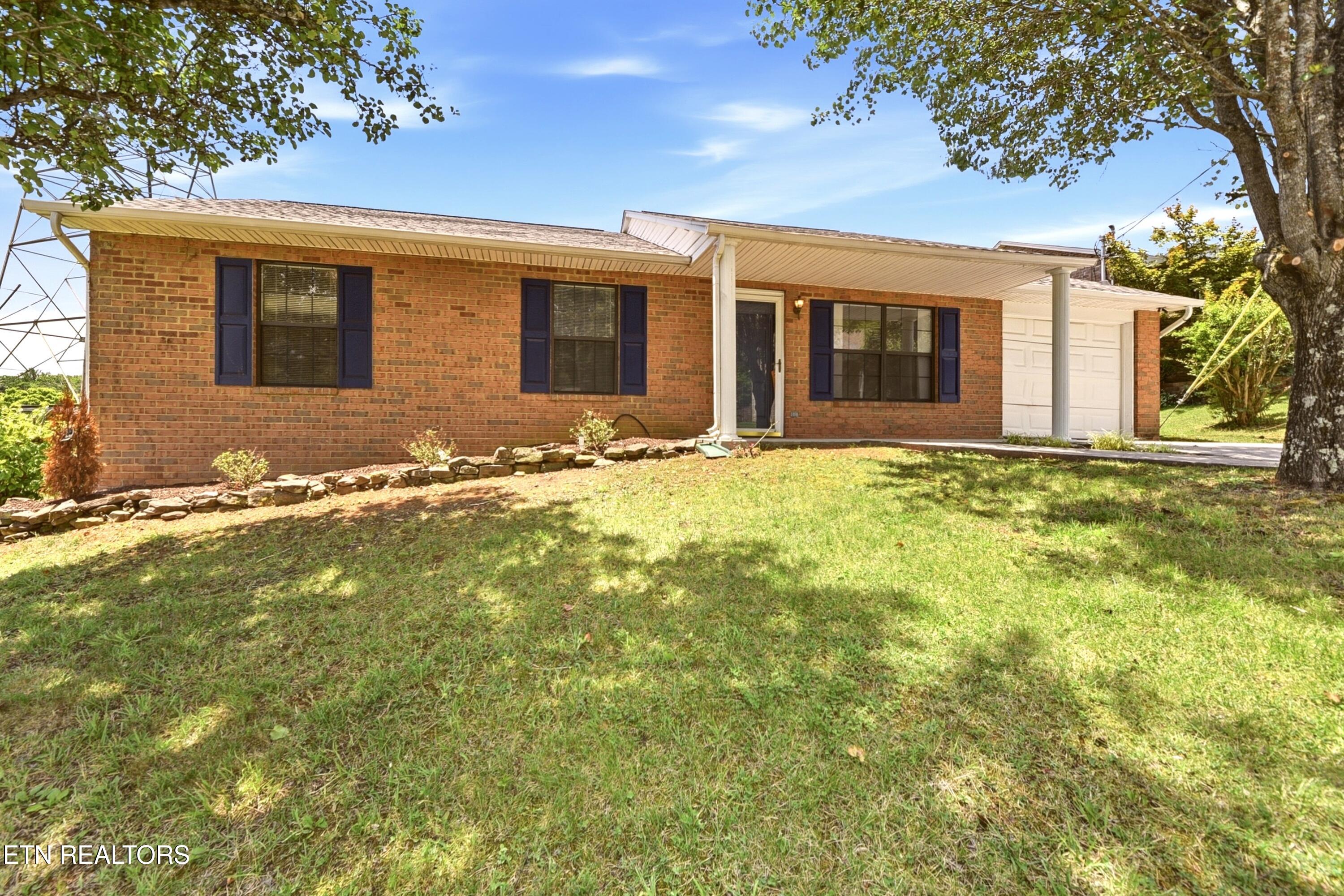 8039 Florence Gardens Road Knoxville, TN 37938 - Photo 3 of 28 All Brick home