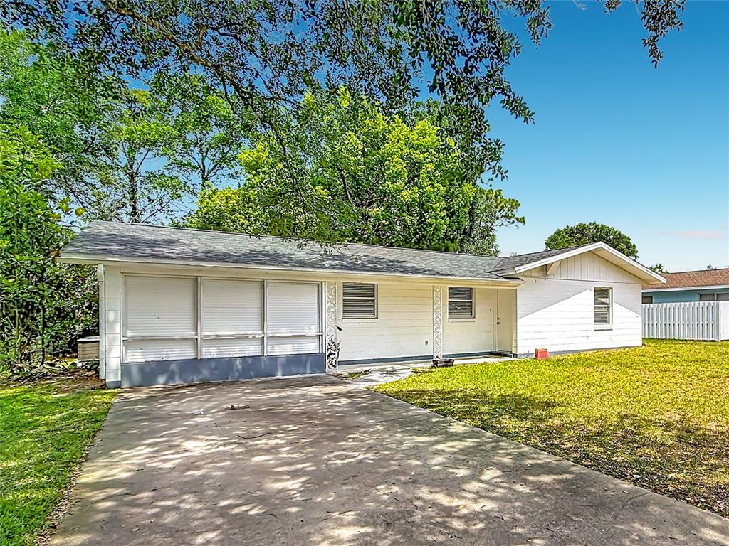 3 Bahia Pl Loop Ocala, FL 34472 - Photo 4 of 31 a view of a house with a yard and large tree