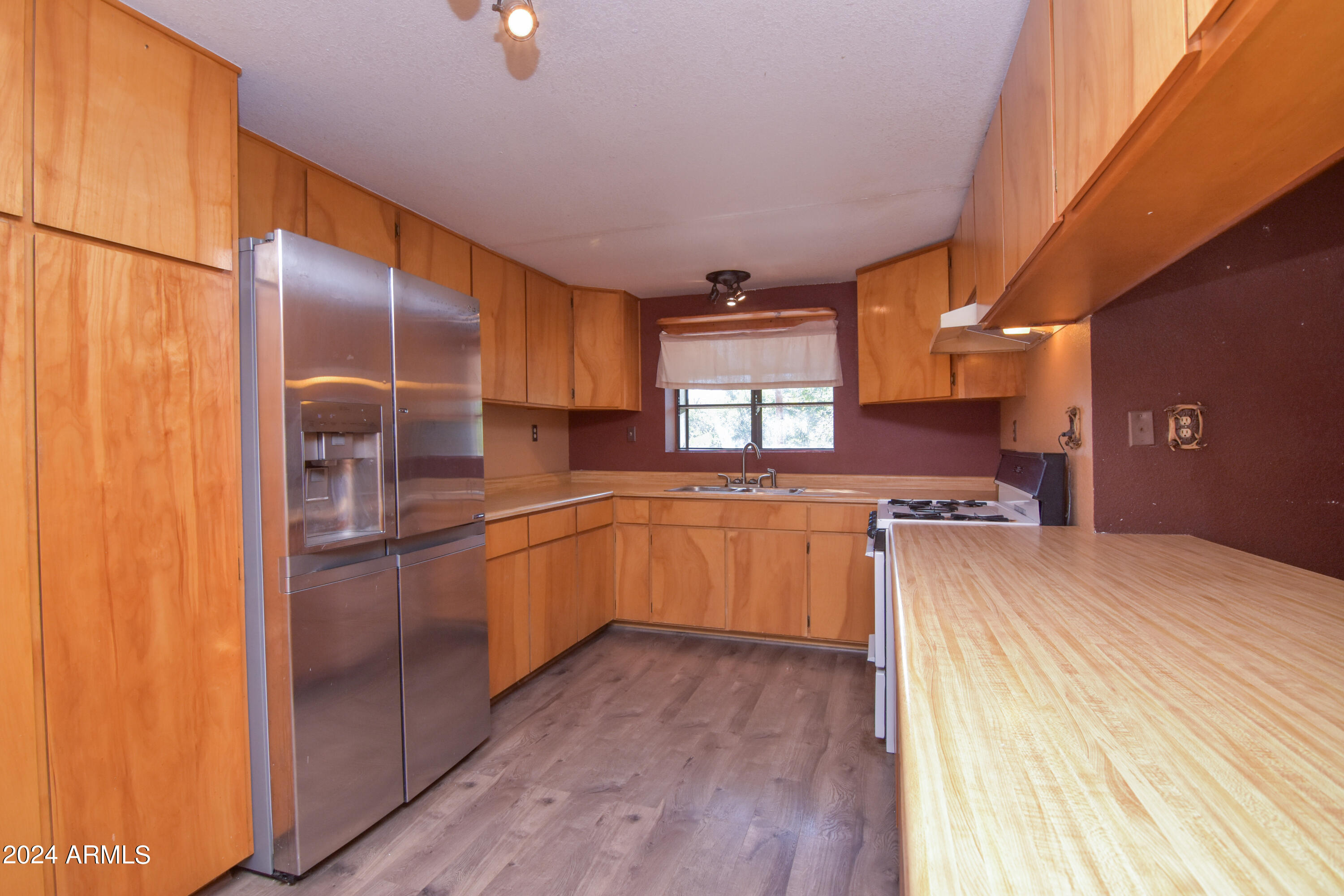 12380 East Stagecoach Road Mayer, AZ 86333 - Photo 13 of 43 12Kitchen