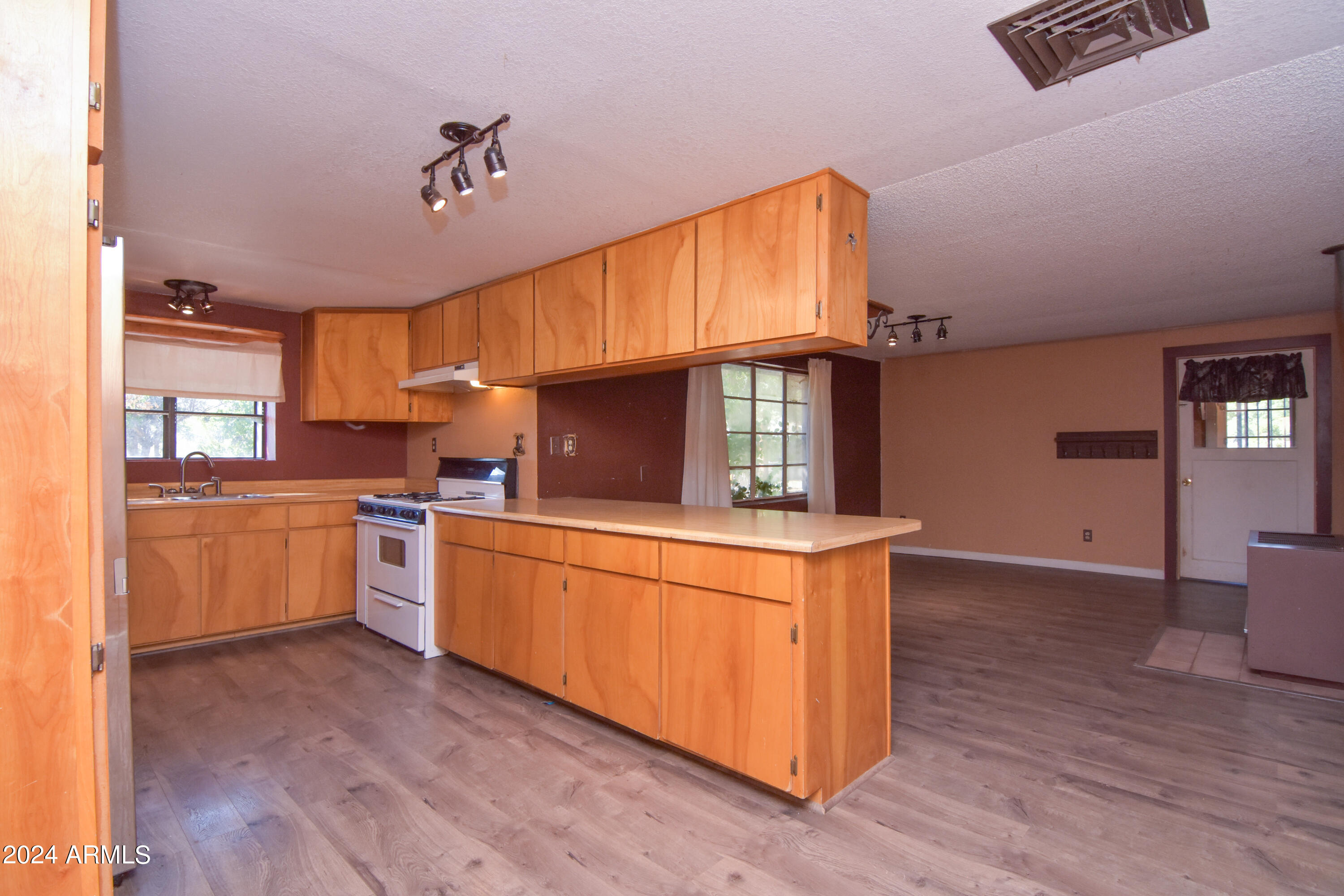 12380 East Stagecoach Road Mayer, AZ 86333 - Photo 14 of 43 13Kitchen