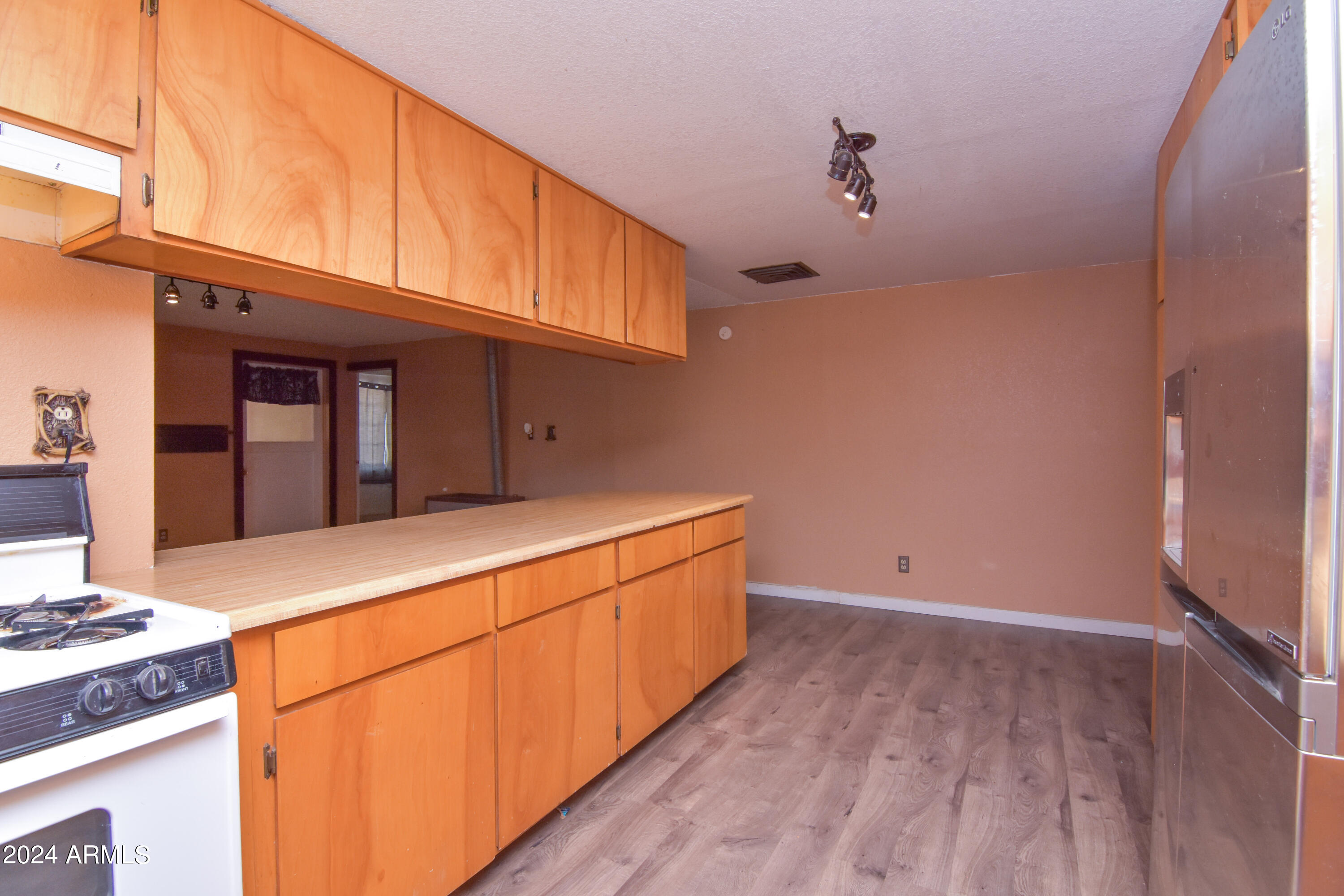 12380 East Stagecoach Road Mayer, AZ 86333 - Photo 15 of 43 14Kitchen