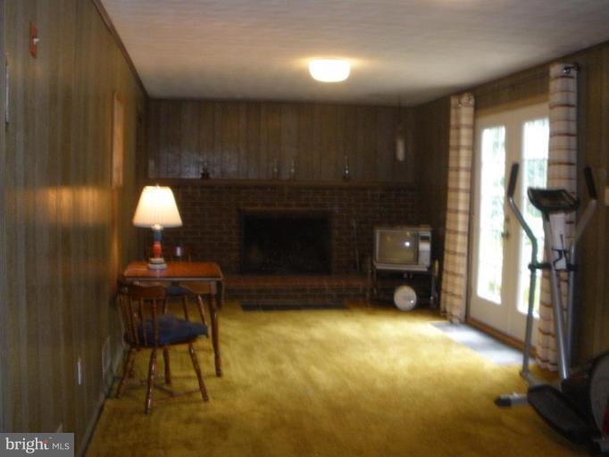 913 Shore Acres Road Arnold, MD 21012 - Photo 17 of 21 Full bath and walk out to yard. Wood fireplace