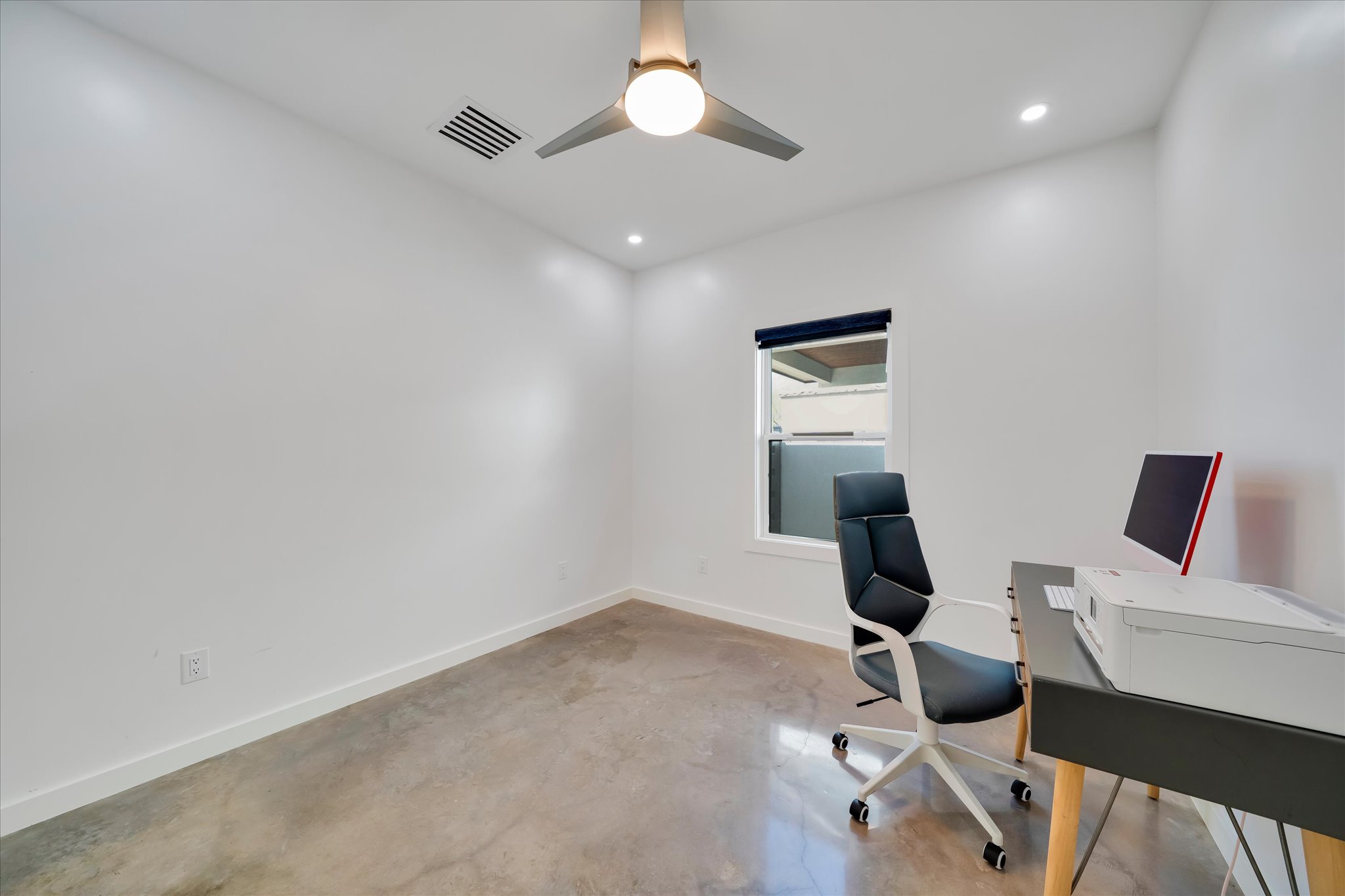 1611 Johnson Street Marble Falls, TX 78654 - Photo 15 of 40 a room with a workspace