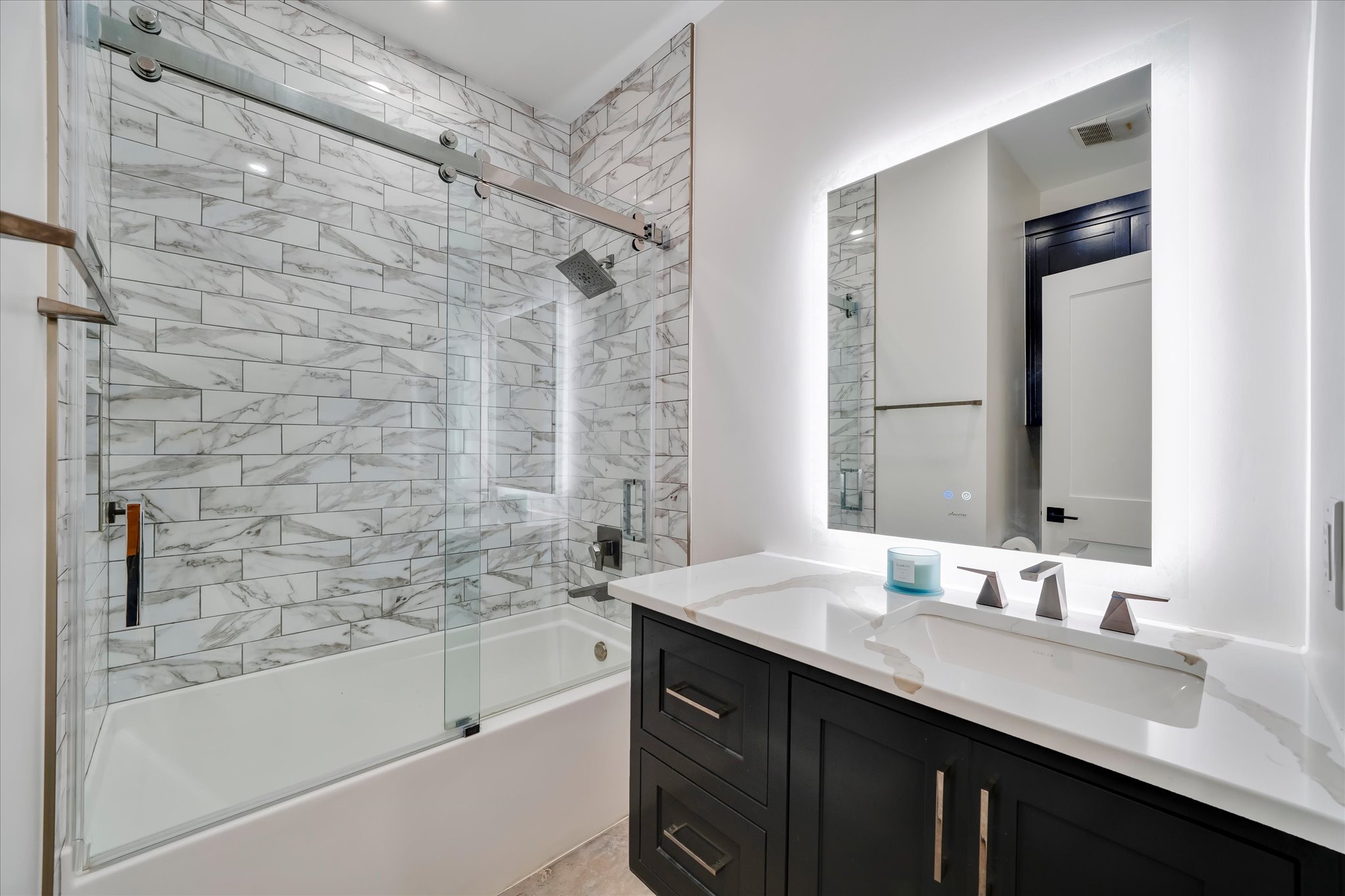 1611 Johnson Street Marble Falls, TX 78654 - Photo 19 of 40 a bathroom with a bathtub and a sink