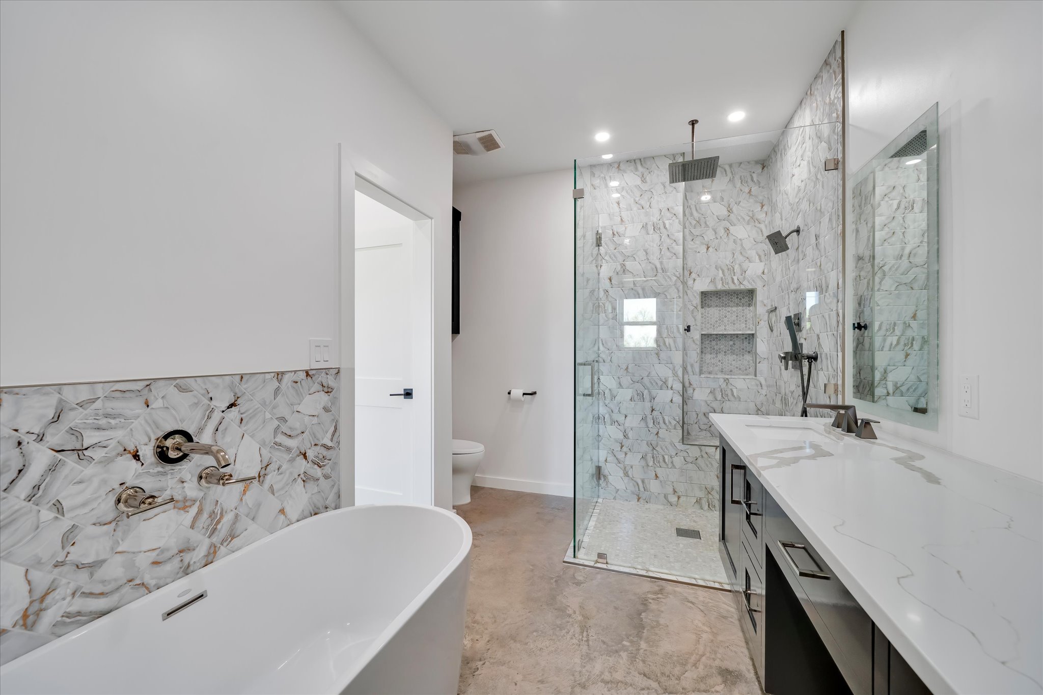 1611 Johnson Street Marble Falls, TX 78654 - Photo 25 of 40 a bathroom with a bathtub sink and mirror