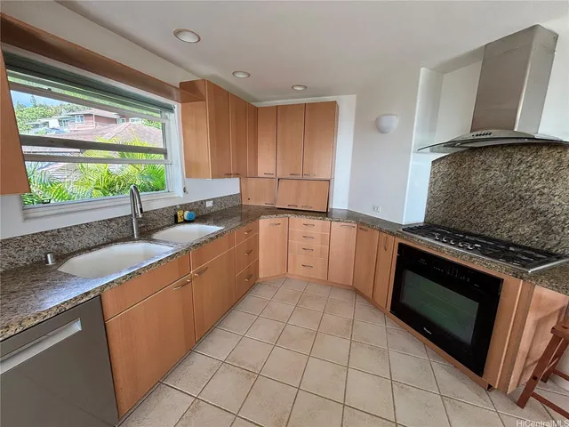 a view of a back yard of the house