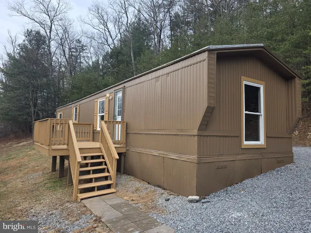 a view of a house with backyard