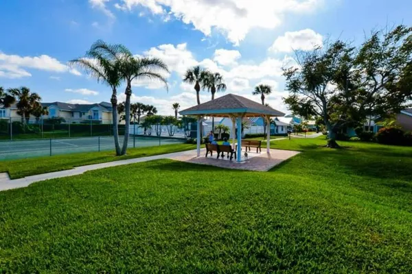 a view of a yard with a house