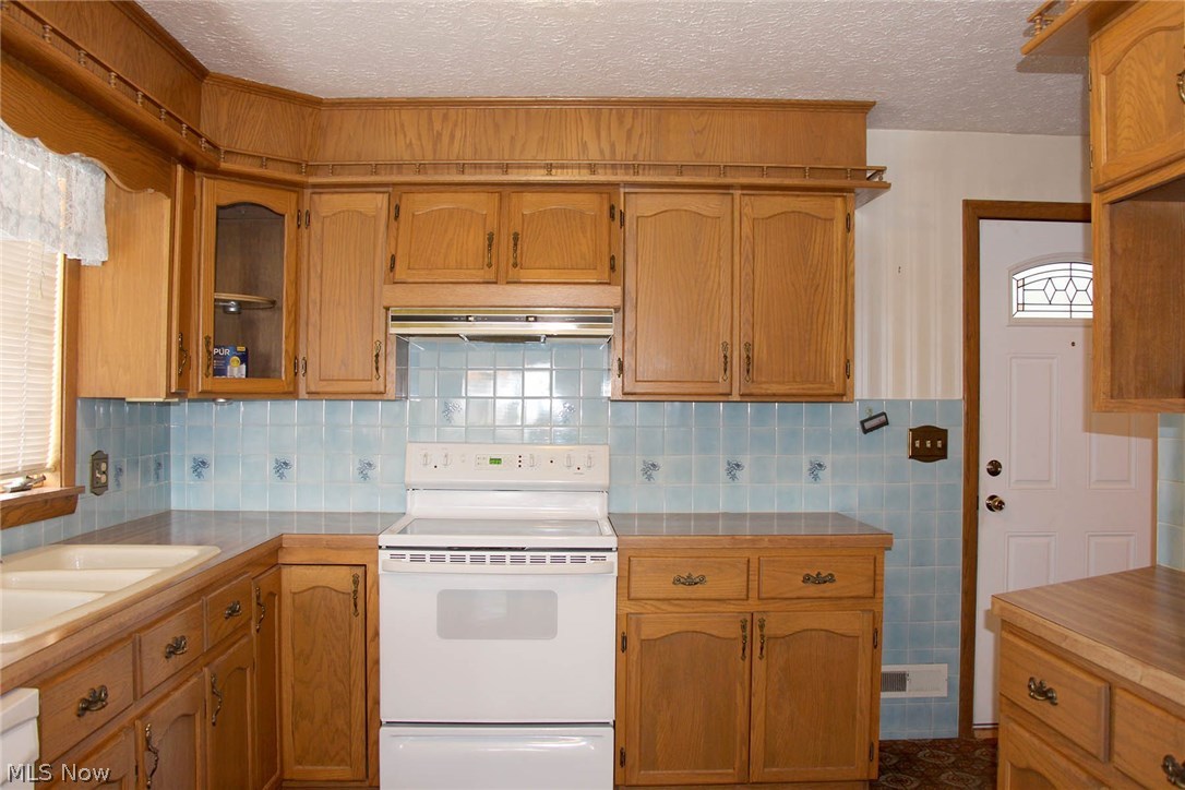 216 Perry Drive Northwest Canton, OH 44708 - Photo 11 of 32