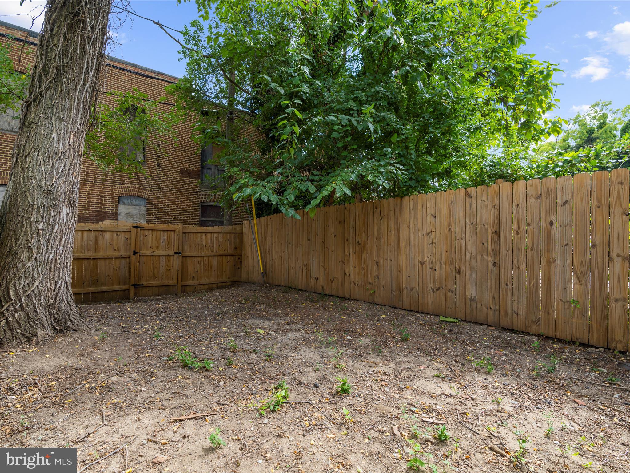 505 Mosher Street Baltimore, MD 21217 - Photo 42 of 46 a backyard of a house