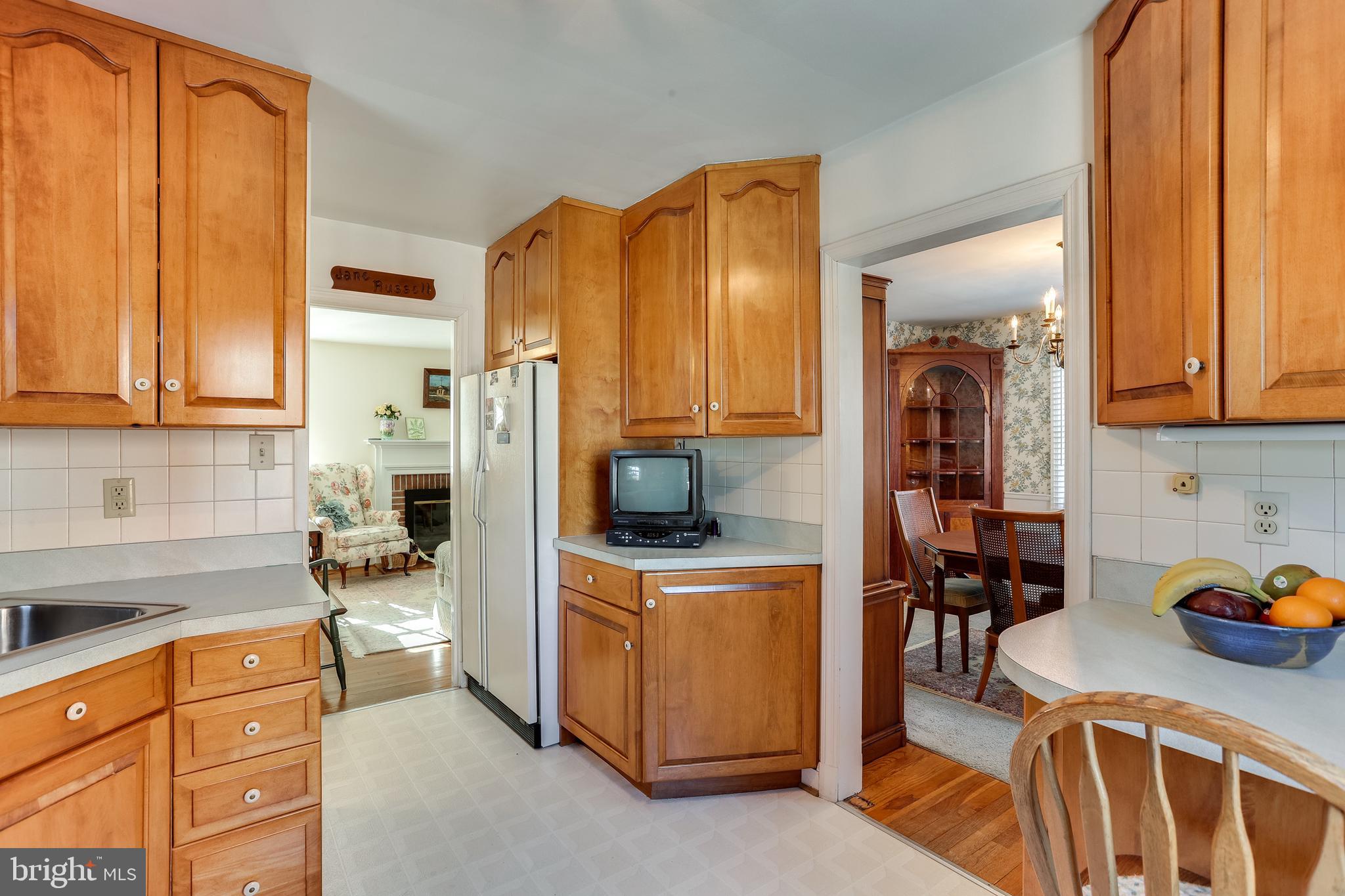 31 Dunmore Road Baltimore, MD 21228 - Photo 9 of 23 Plenty of cabinet space!