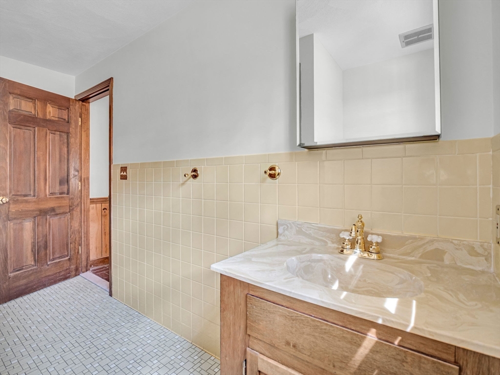 29 Brady Loop Andover, MA 01810 - Photo 18 of 40 Gallery Image 18