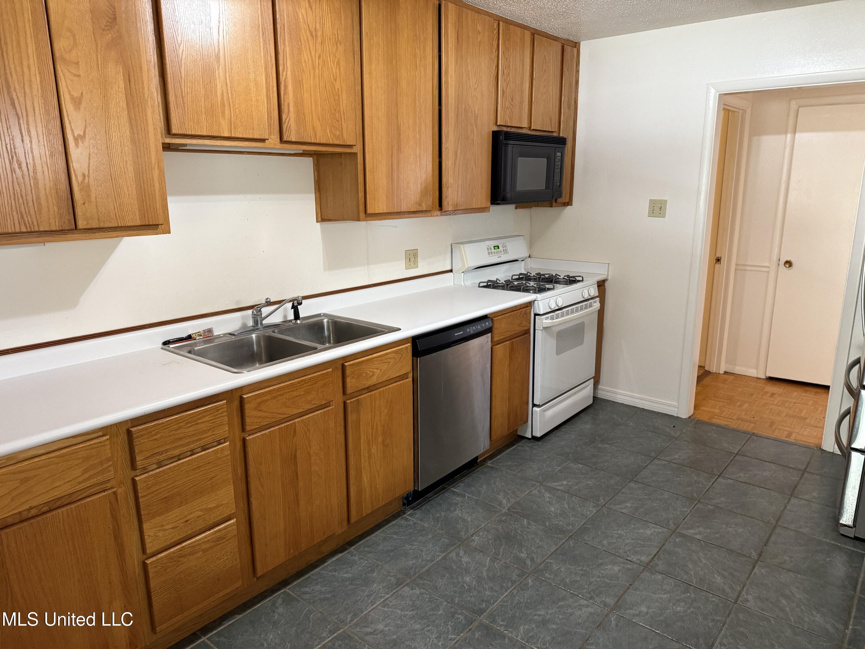 2507 Middlecoff Drive Gulfport, MS 39507 - Photo 7 of 19 IMG_2114