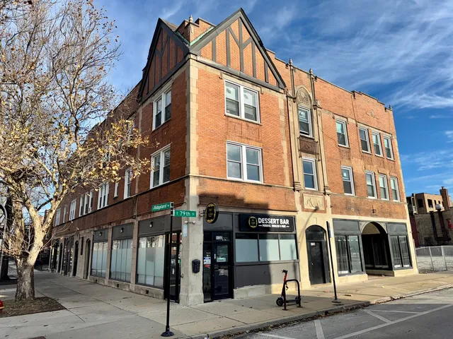 $1,000 | 1732 East 79th Street, Unit 3S, Chicago, IL 60649