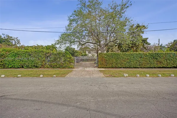 a view of yard with green space