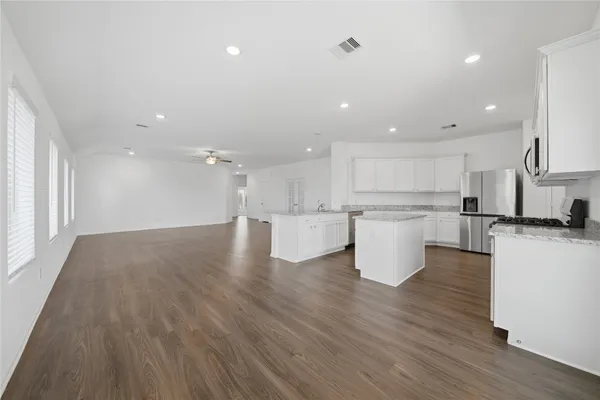 $2,500 | 14226 Overbrook Willow Way, Rosharon, TX 77583