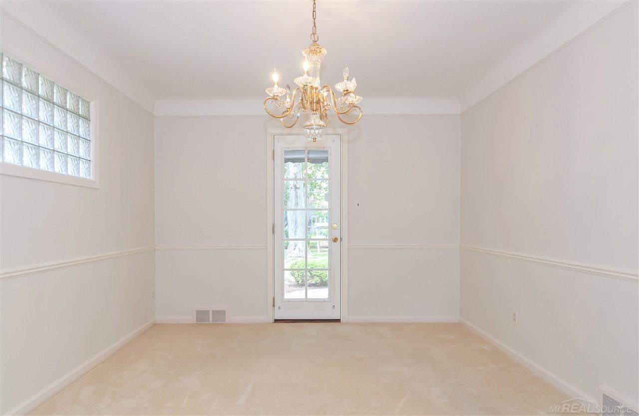 1724 Prestwick Road Grosse Pointe, MI 48236 - Photo 8 of 32 50022550-7.JPG