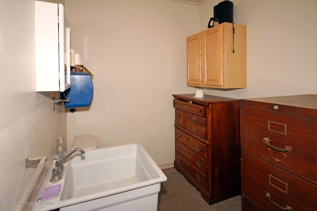 4213 Farmers Avenue Amarillo, TX 79110 - Photo 23 of 24 a bathroom with a sink and a mirror