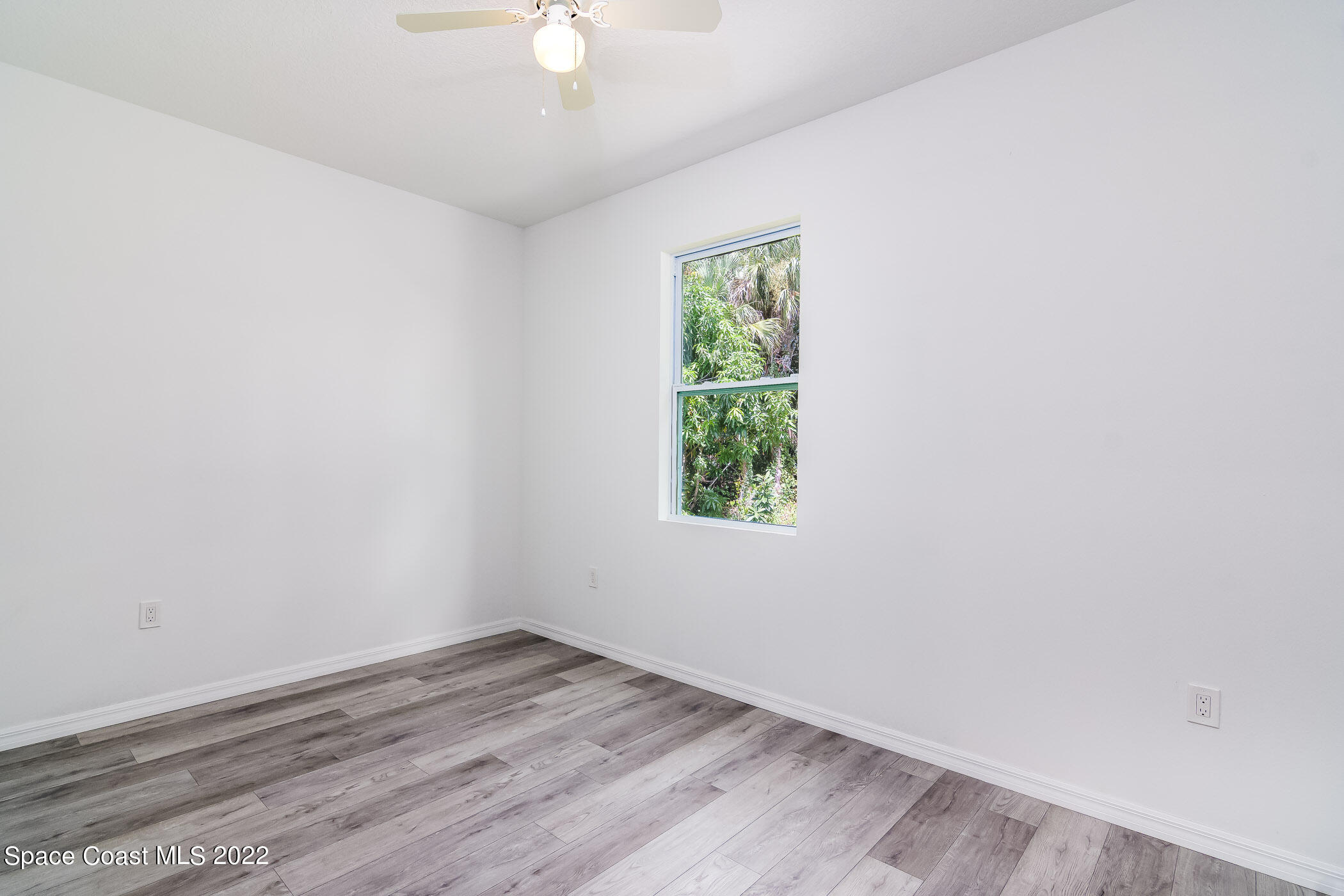 399 Taunton Road Southwest Palm Bay, FL 32908 - Photo 30 of 43 an empty room with a window