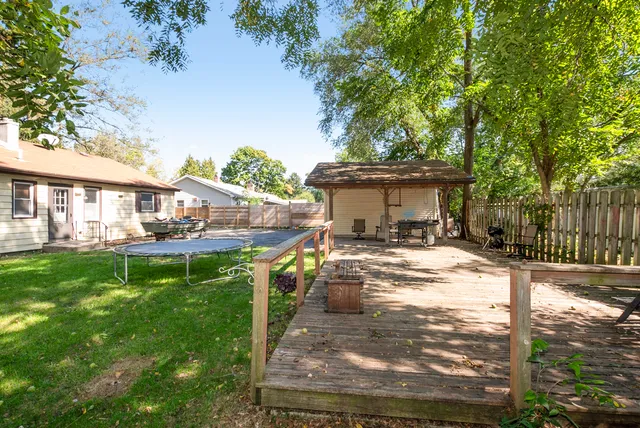 a view of a house with backyard