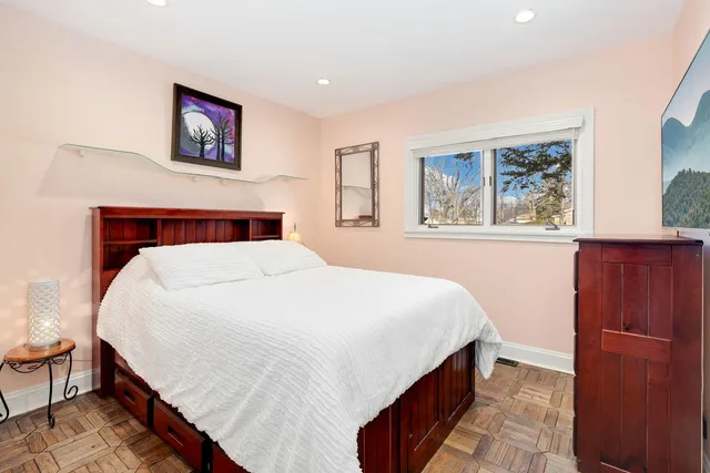 $450,000 | 105 King Lane, Des Plaines, IL 60016