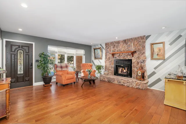 $450,000 | 105 King Lane, Des Plaines, IL 60016