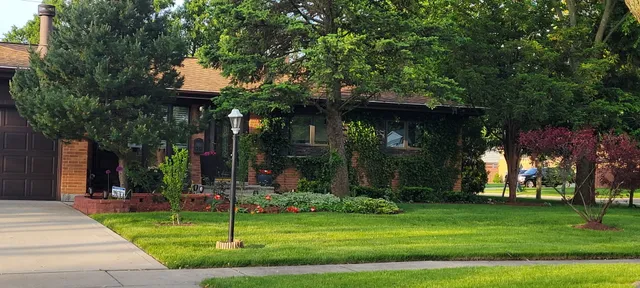 $450,000 | 105 King Lane, Des Plaines, IL 60016