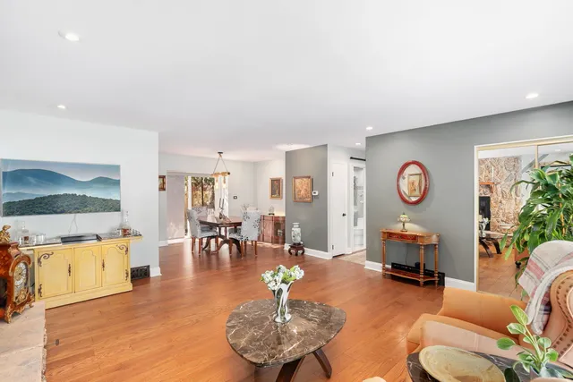 $450,000 | 105 King Lane, Des Plaines, IL 60016