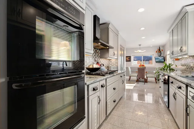 $450,000 | 105 King Lane, Des Plaines, IL 60016