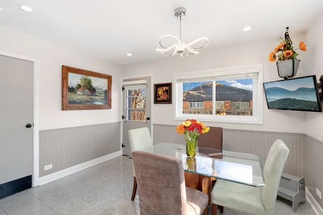 $450,000 | 105 King Lane, Des Plaines, IL 60016