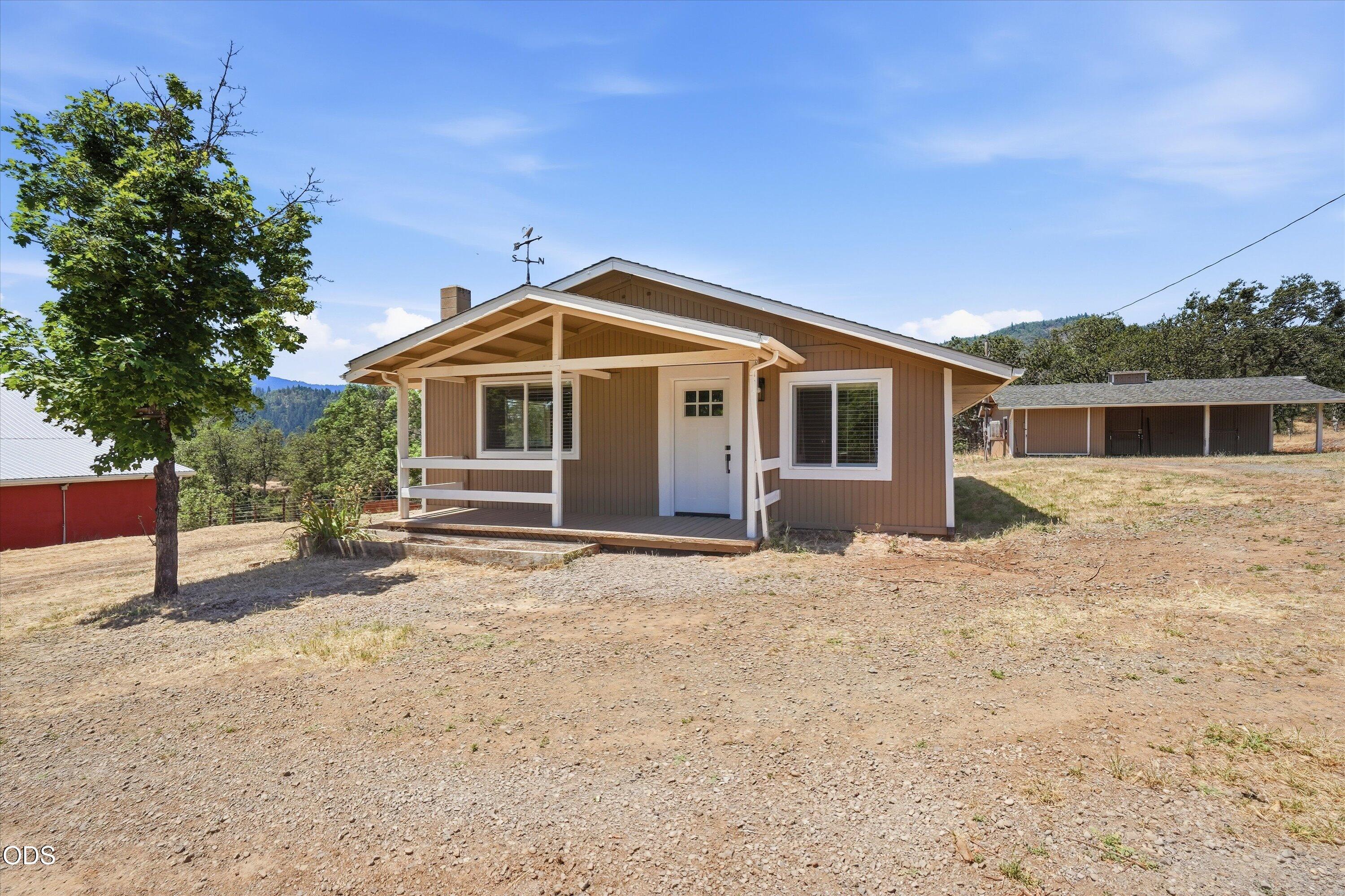 8960 North Applegate Road Grants Pass, OR 97527 - Photo 1 of 37