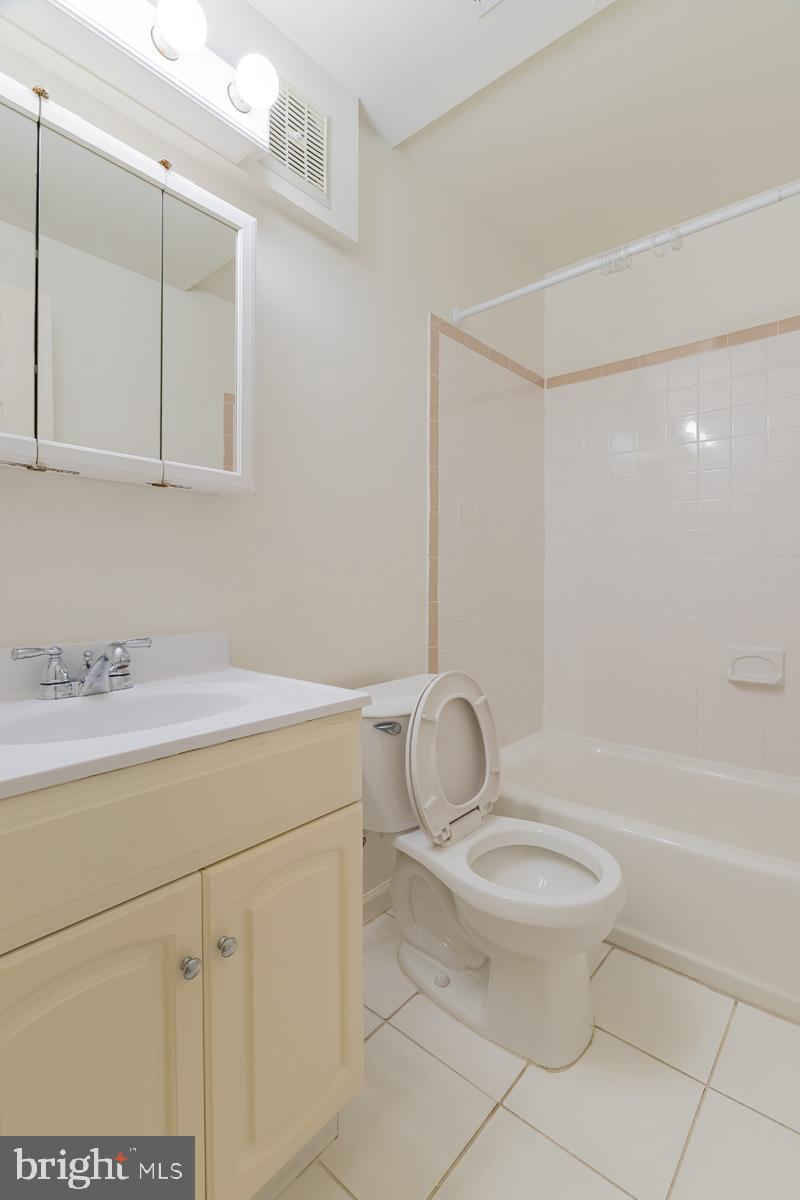 9256 Sprucewood Road Burke, VA 22015 - Photo 13 of 13 a bathroom with a sink a toilet and a bathtub