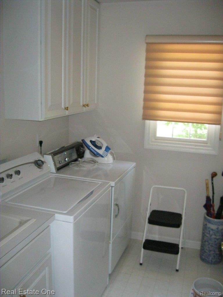 3890 Kaeleaf Road Lake Orion, MI 48360 - Photo 21 of 25 Laundry room