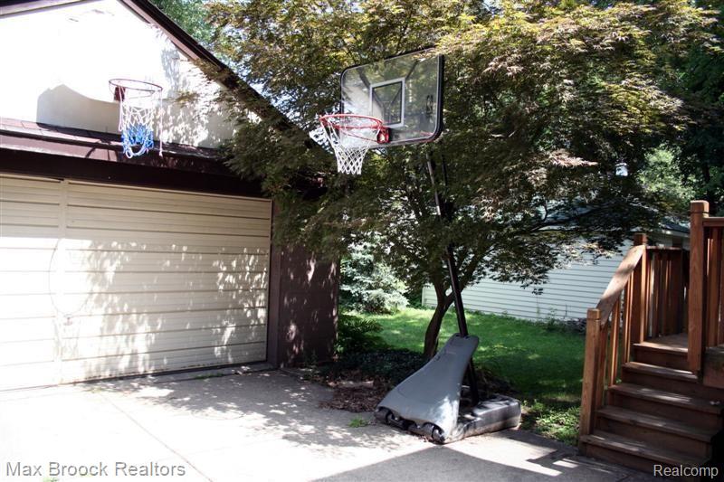 27 Sylvan Avenue Pleasant Ridge, MI 48069 - Photo 17 of 25 2 Car Garage