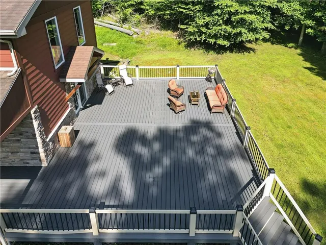 a view of sitting area with furniture
