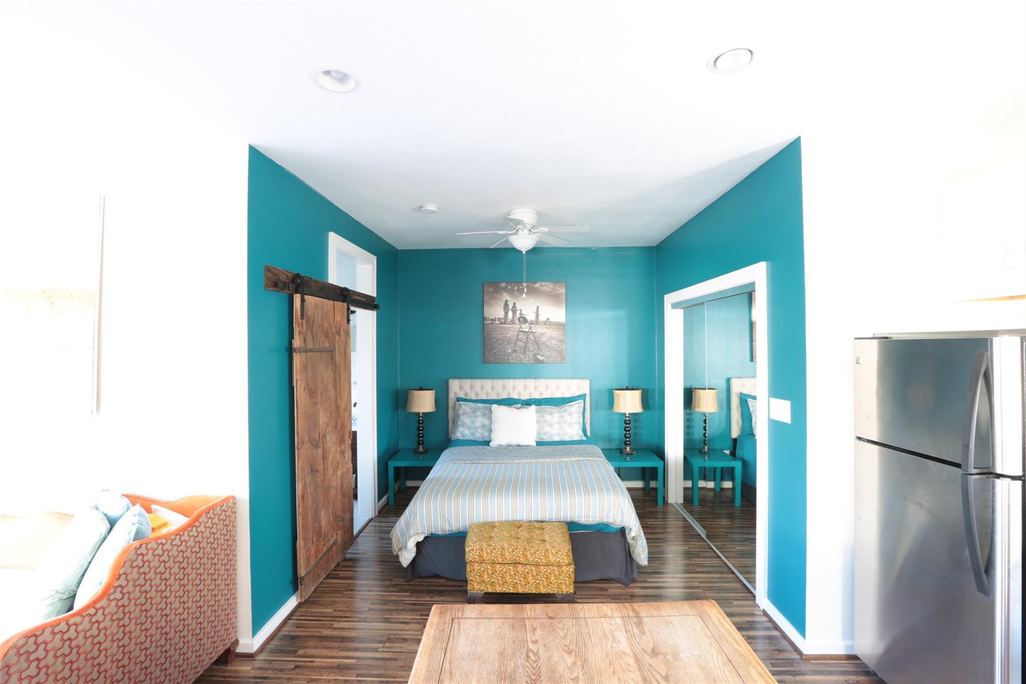 1625 Harvard Street, Unit B Houston, TX 77008 - Photo 5 of 9 a view of a hallway with wooden floor and furniture