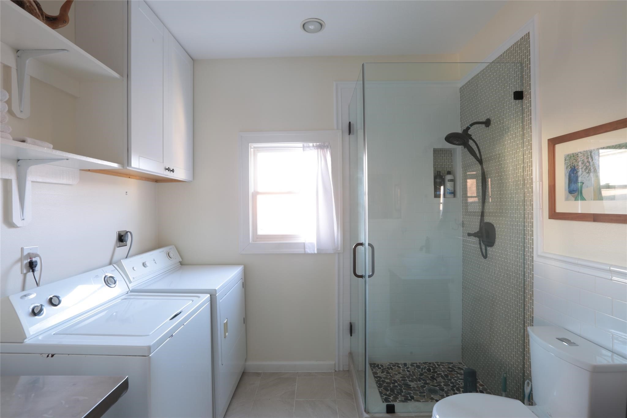 1625 Harvard Street, Unit B Houston, TX 77008 - Photo 8 of 9 a bathroom with a sink toilet and shower