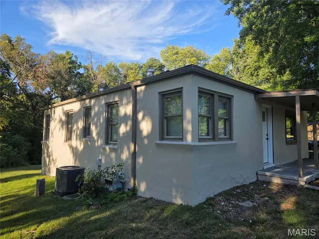 $228,500 | 9915 N Road, Fairview Heights, IL 62208