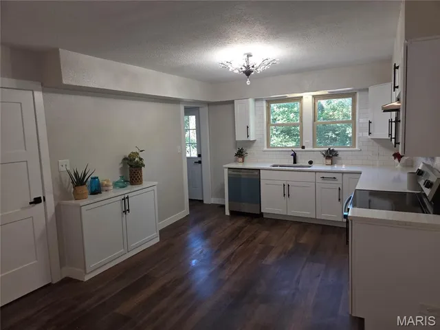 $228,500 | 9915 N Road, Fairview Heights, IL 62208