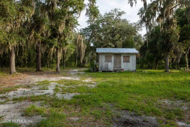 a view of a house with backyard
