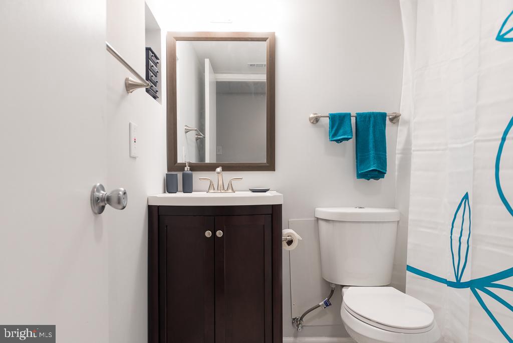 1409 Northgate Square, Unit 1A Reston, VA 20190 - Photo 13 of 19 Upgraded Bathroom